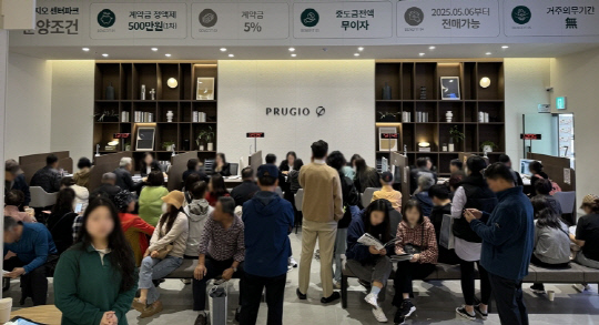 양주역 푸르지오 센터파크 견본주택이 내방객들로 가득차 있는 모습.